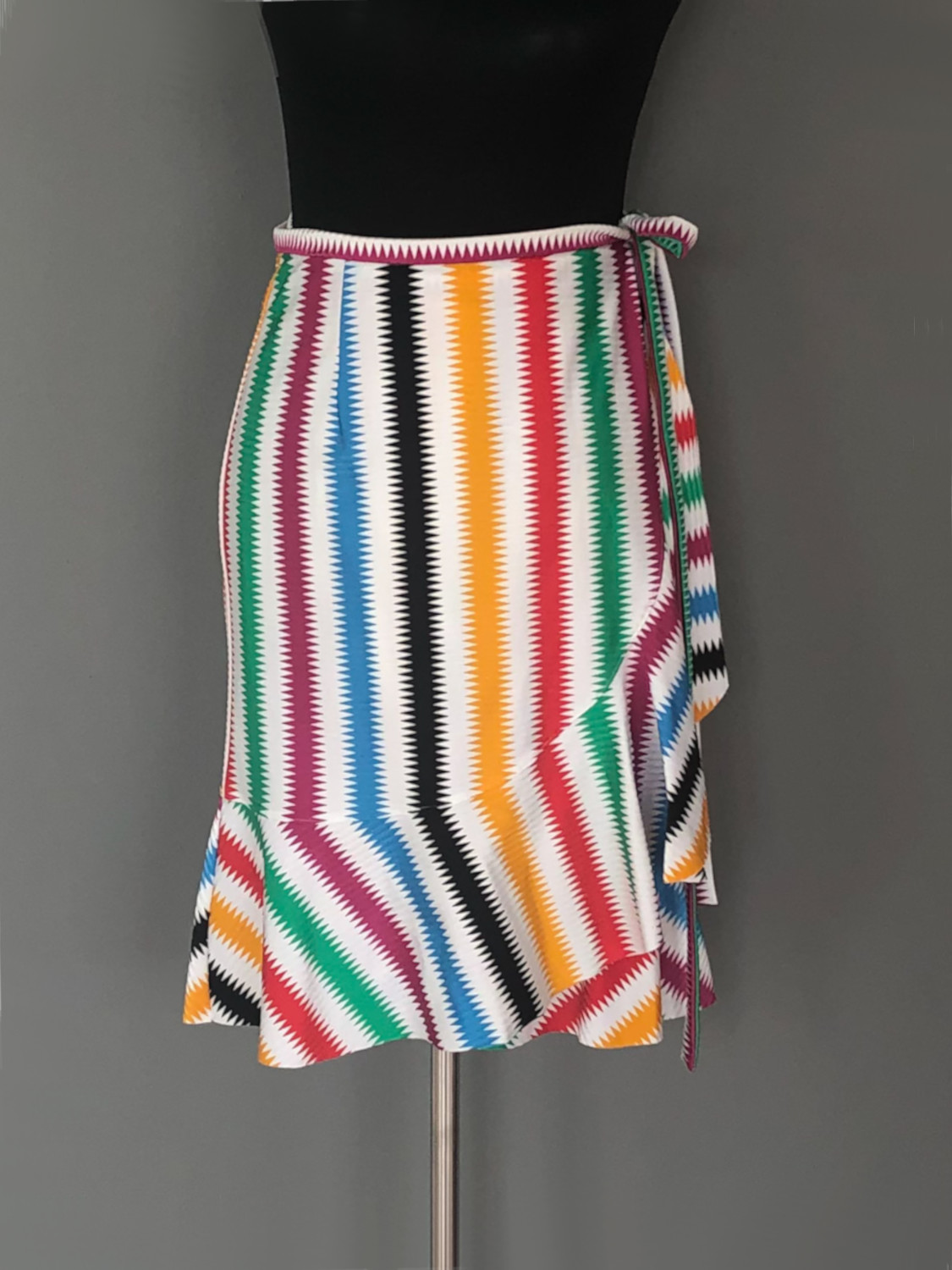 Knæ-lang slå-om-nederdel med zigzag striber - JANNIEz