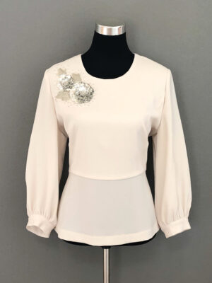 Cremefarvet bluse med skød og pailletmotiv - for
