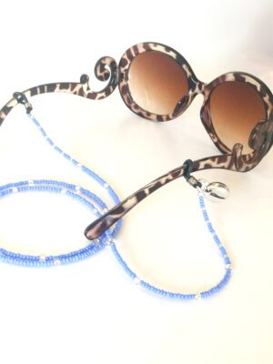 Brillesnor i blå med sølv cowrie shell her vist på solbrille