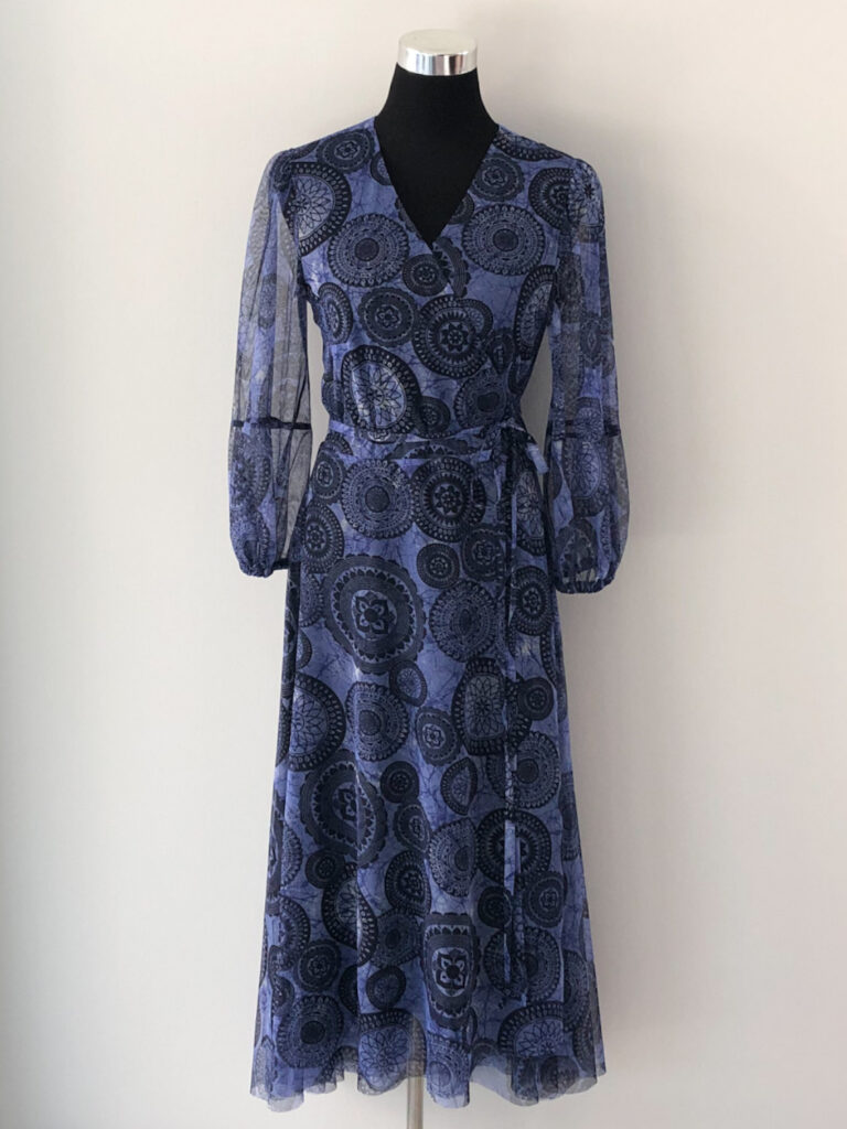 Slå-om kjole i blåt meshstof - JANNIEz Design
