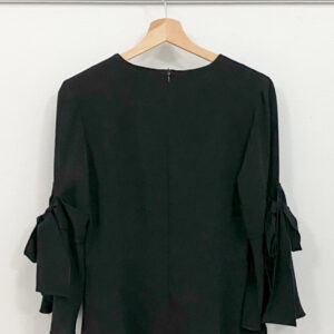 Sort bluse med skød crepestof - JANNIEz Design