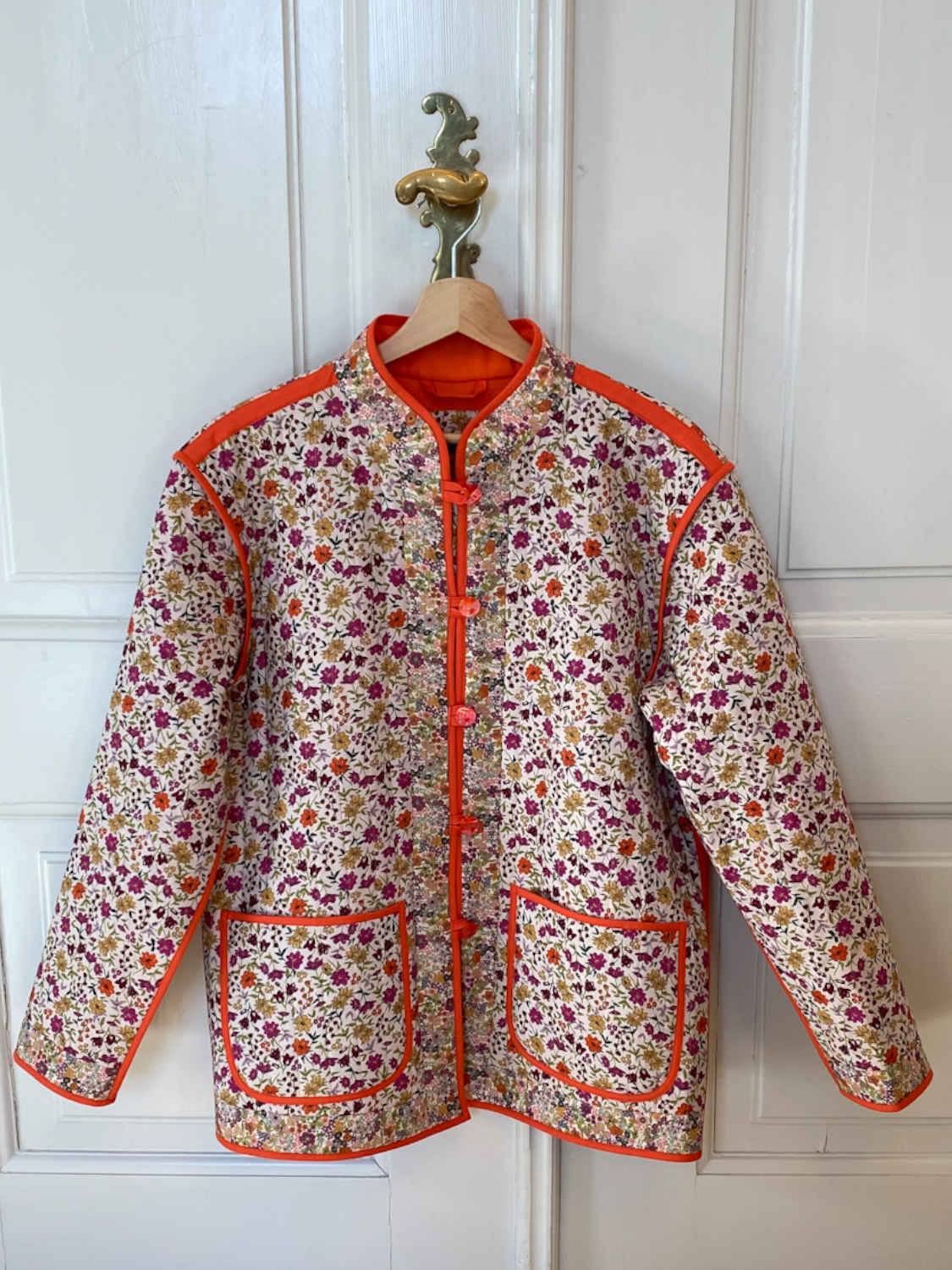 Hører til lettelse Indrømme Blomstret quiltet jakke med stjerneapplikation - JANNIEz Design