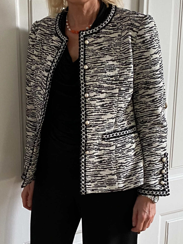 Sort-hvid jakke i klassisk design - JANNIEz Design