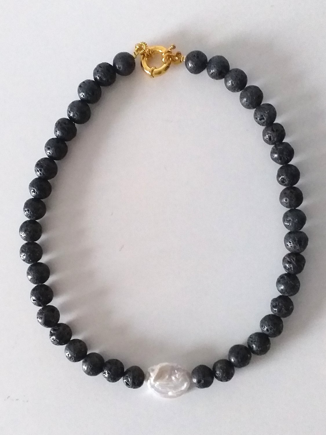 Lava halskæde med ferskvandsmønt