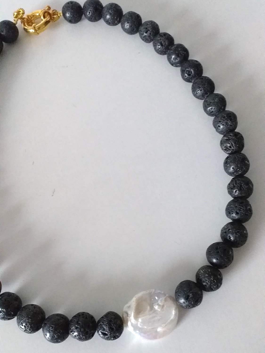 Lava halskæde med ferskvandsmønt