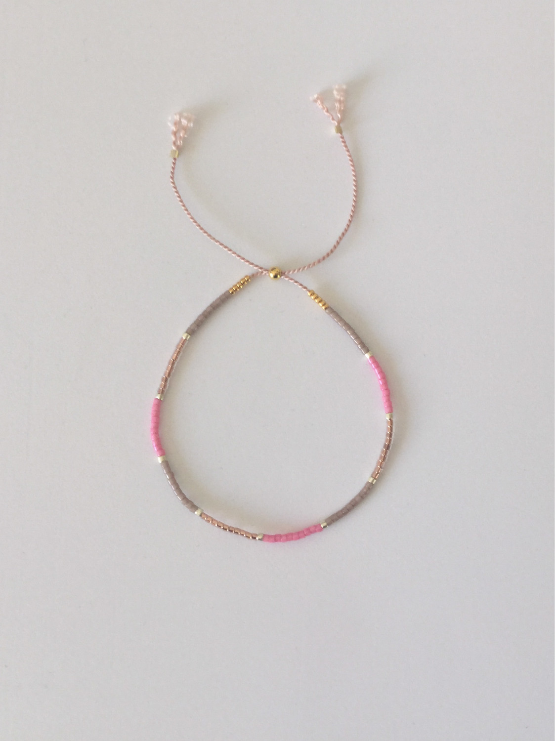 Silkearmbånd med små perler pink